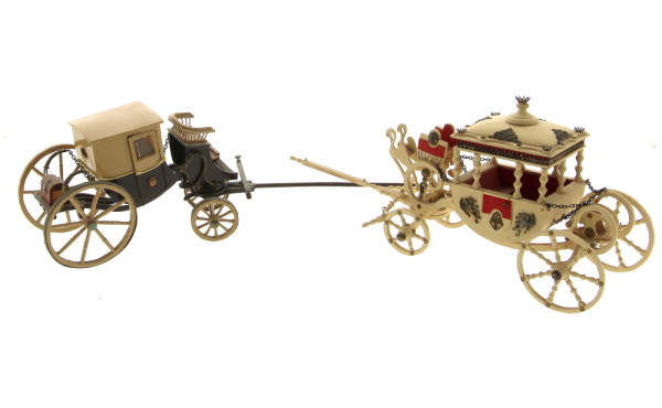 Deux maquettes de carrosse et de landau 