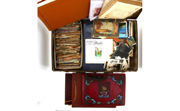 Valise ancienne garnie de photos familia