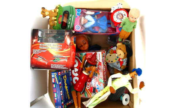 Carton de jouets vintages divers dont po