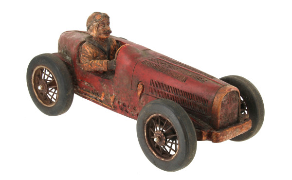 Voiture de course en résine L. 48 cm