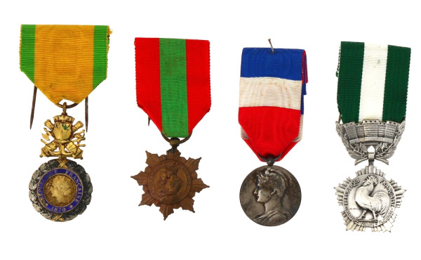 Lot de 4 médailles avec ruban "Valeur et