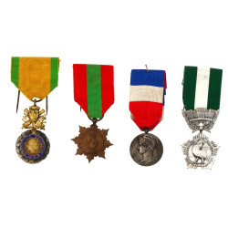 Lot de 4 médailles avec ruban "Valeur et