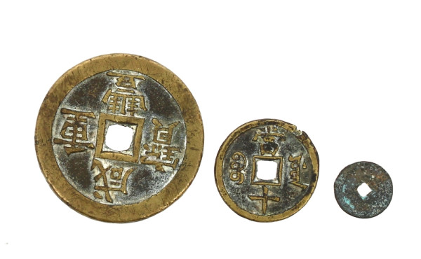 CHINE - Trois pièces à trous carrés: une