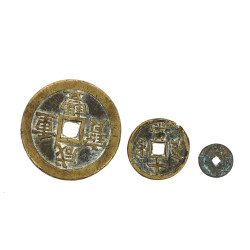 CHINE - Trois pièces à trous carrés: une