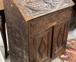 Bureau de pente ancien en pin sculpté de