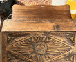 Bureau de pente ancien en pin sculpté de