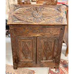 Bureau de pente ancien en pin sculpté de