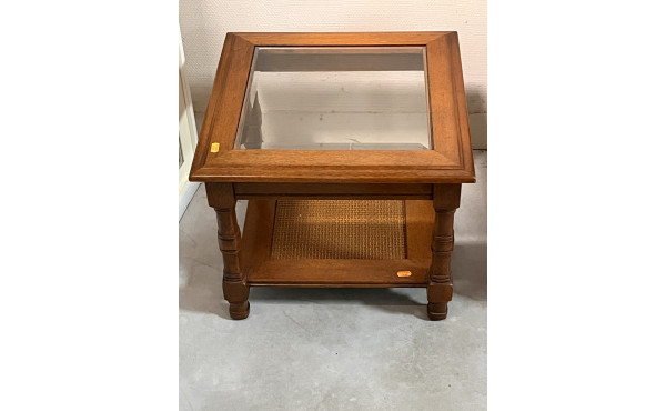 Petite table basse carrée, plateau verre