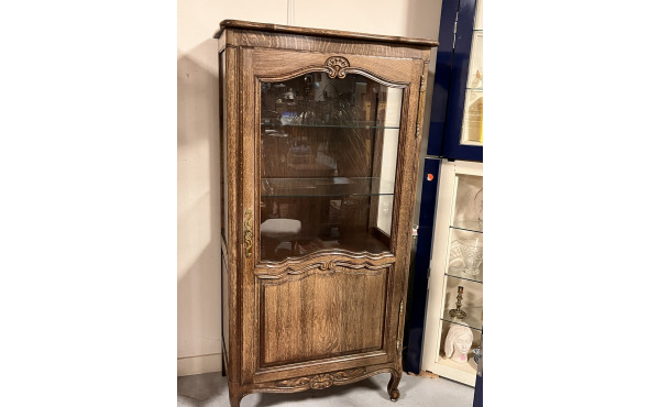 Argentier ouvrant à une porte vitrée, de