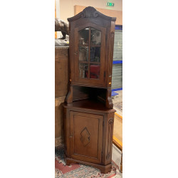 Vitrine en encoignure ouvrant à une port