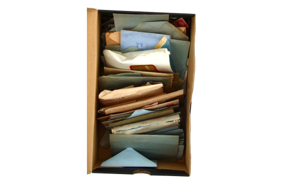 Vrac de timbres, à trier (boîte noire)