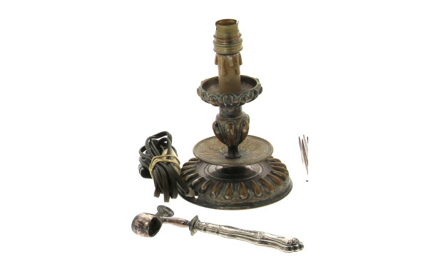 Bougeoir ancien en bronze à décor de god