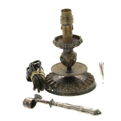 Bougeoir ancien en bronze à décor de god