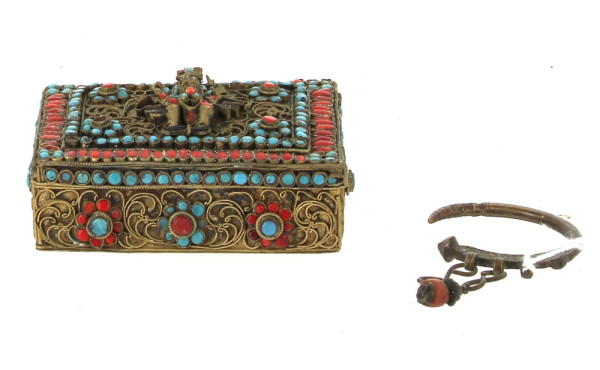 Ancienne boîte tibétaine en métal, décor