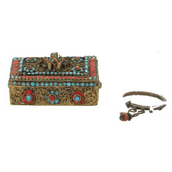 Ancienne boîte tibétaine en métal, décor