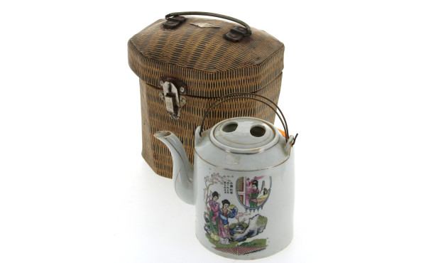 CHINE - Théière en porcelaine dans sa va