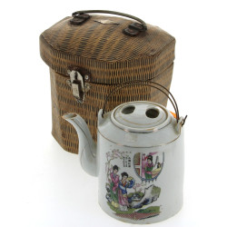 CHINE - Théière en porcelaine dans sa va