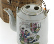 CHINE - Théière en porcelaine dans sa va