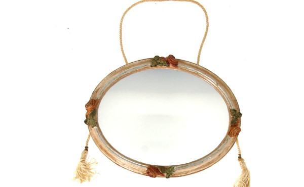 Petit miroir de forme ovale dans le goût