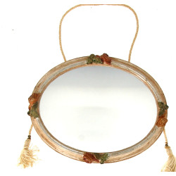 Petit miroir de forme ovale dans le goût
