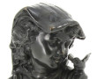"Jeune fille à l'oiseau", sujet en bronz