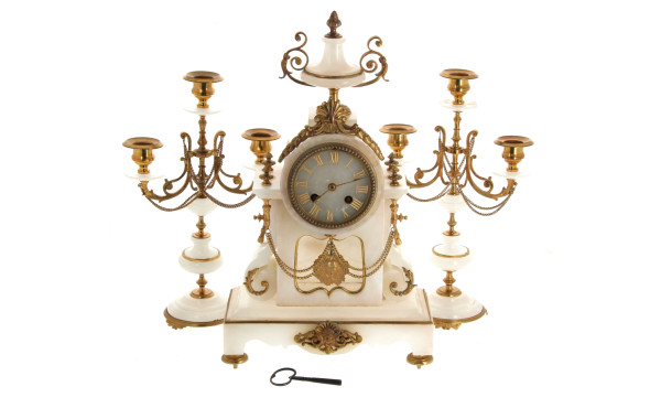 Pendule en onyx et paire de candélabres 