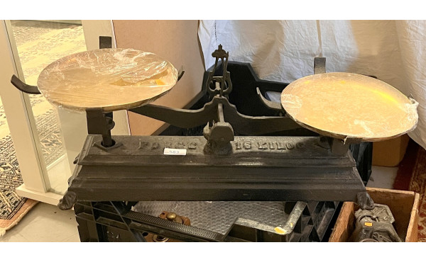 Balance ancienne en fonte avec plateaux 