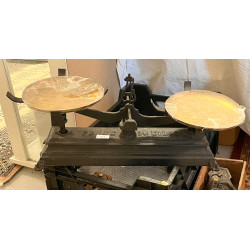 Balance ancienne en fonte avec plateaux 