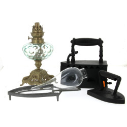 Lot comprenant une lampe à pétrole en mé