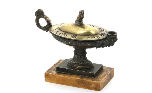 Coupe sur piédouche en forme de lampe à 