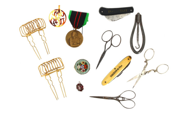 Petit lots d'objets anciens : boîte à pi