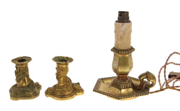 Paire de petits bougeoirs en bronze doré