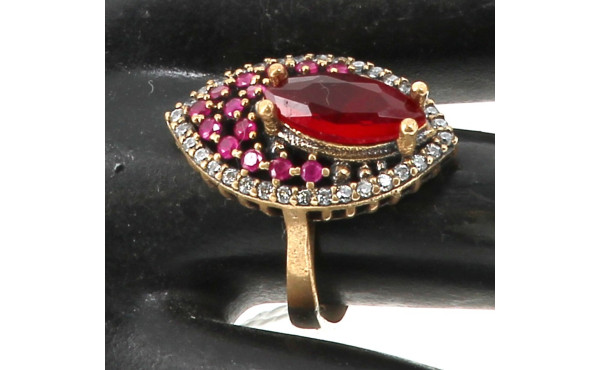 Belle bague en argent et vermeil sertie 