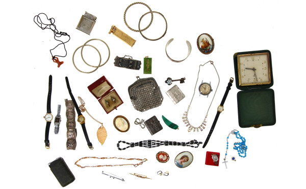 Lot de bijoux fantaisie divers, dont col