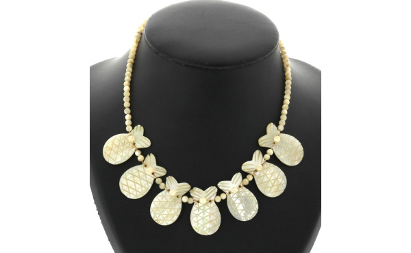 Collier en nacre à décor d'ananas