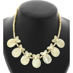 Collier en nacre à décor d'ananas