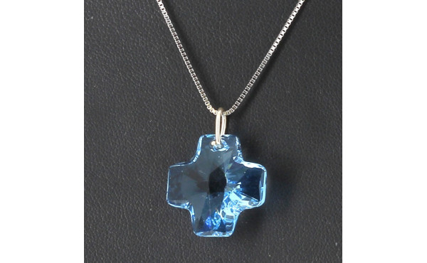Pendentif croix en verre bleu sur chaîne
