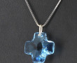 Pendentif croix en verre bleu sur chaîne