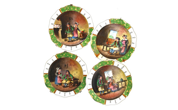 Suite de 4 assiettes à bords contours en