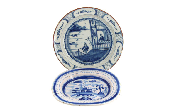 Plat rond en céramique émaillée bleu à d