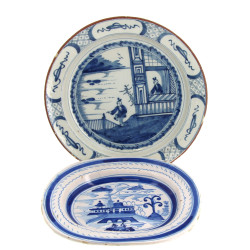 Plat rond en céramique émaillée bleu à d