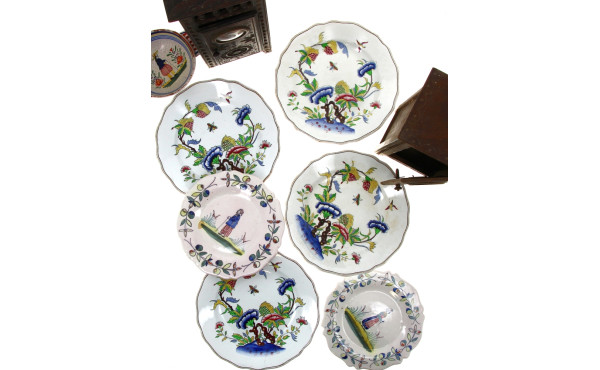 MALICORNE - 2 assiettes en faïence polyc