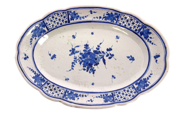 Plat ovale ancien à bords contours en fa