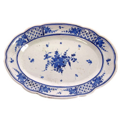 Plat ovale ancien à bords contours en fa