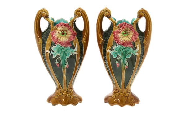 Paire de vases en barbotine à décor flor