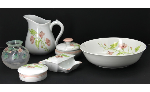 Eléments de porcelaine peinte de fleurs 