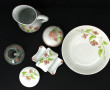 Eléments de porcelaine peinte de fleurs 