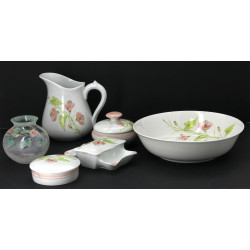 Eléments de porcelaine peinte de fleurs 