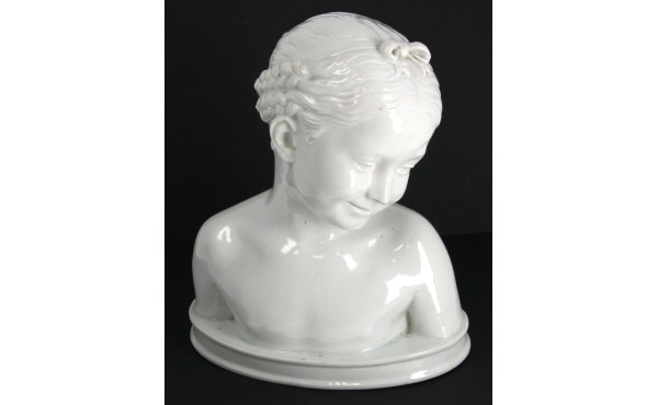 Buste de fillette en porcelaine blanche,