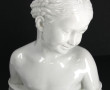 Buste de fillette en porcelaine blanche,